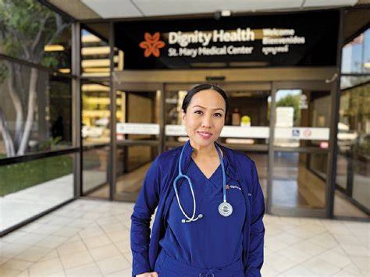 Can a public health nurse work in a hospital?