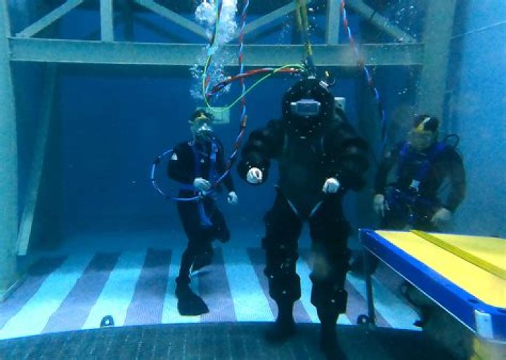 How much do deep sea divers make per hour?