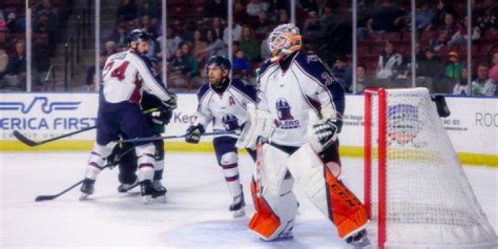 How much do players make in the ECHL?