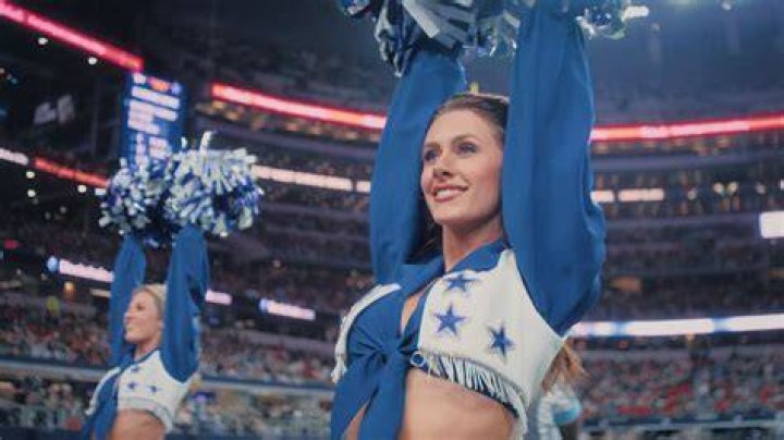 How much do the Dallas Cowboy cheerleaders get paid?