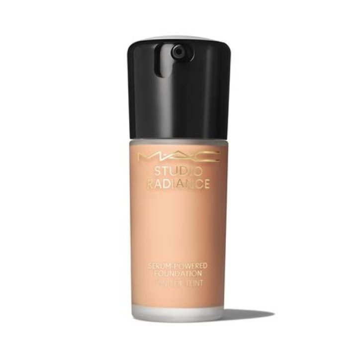How much do they pay at MAC cosmetics?