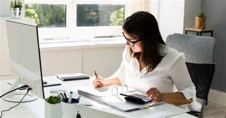 How much does an accounting assistant make a year?