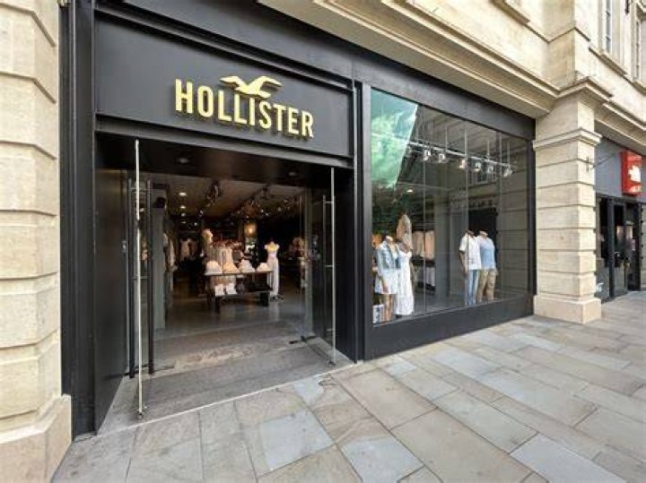 How much does Hollister pay an hour?