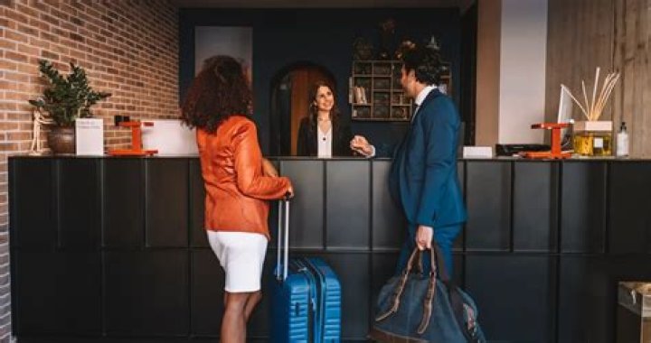 What are the duties of a front office receptionist?