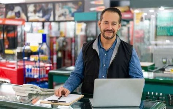 What does a store manager at Big Lots make?